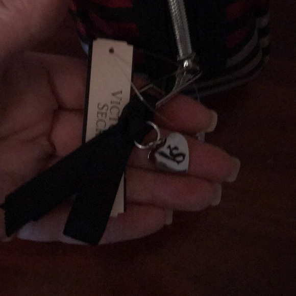 Victoria’s Secret Extra Large Beauty Bag - Picture 4 of 4